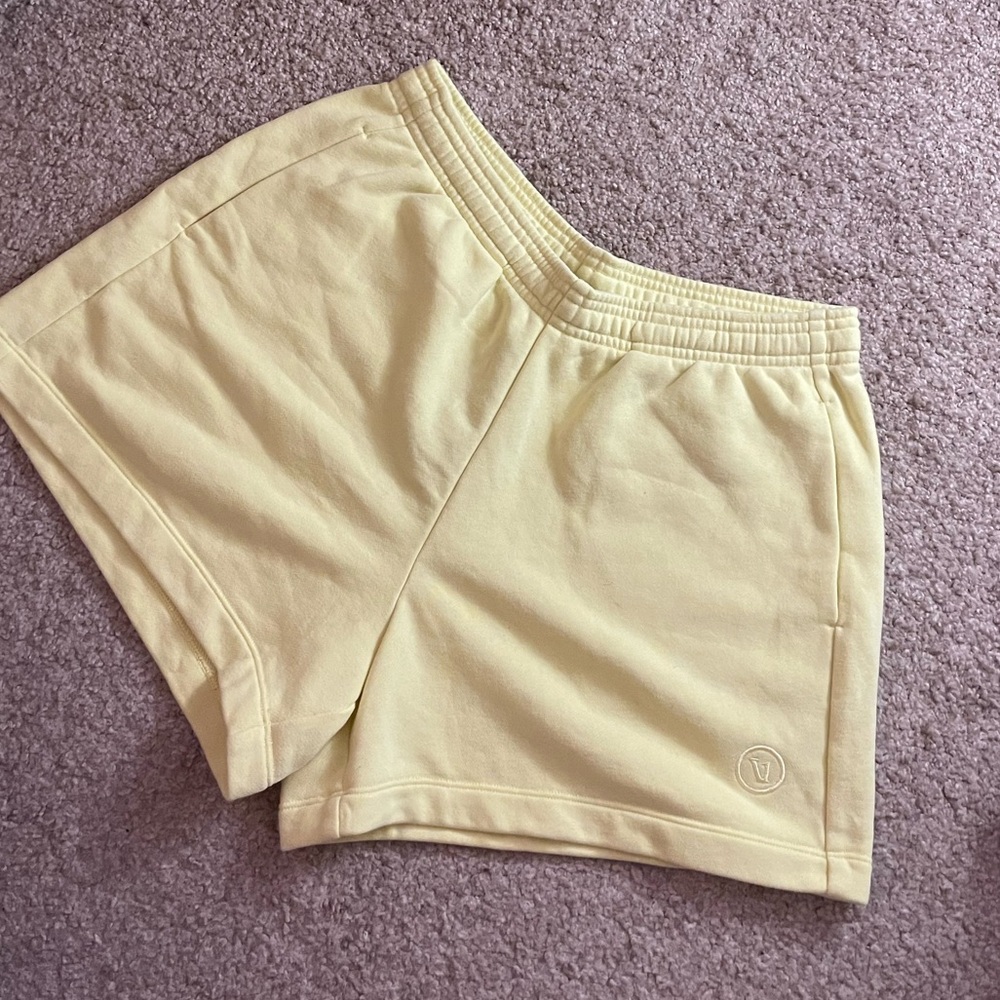 Vuori High-Waist Pull-On Shorts in Pale Yellow